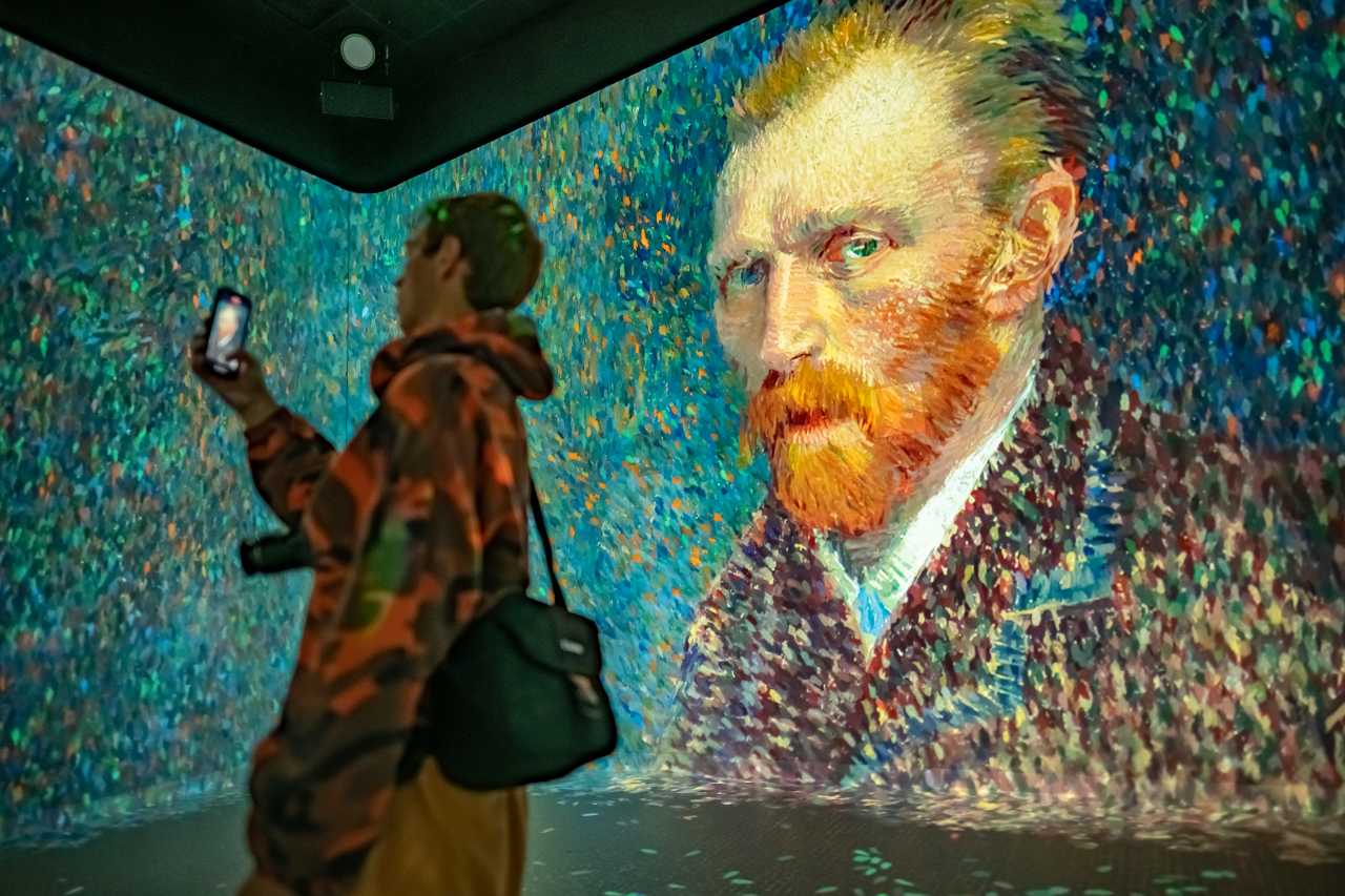 Frameless attraction ‘sets art free’ with Panasonic projectors