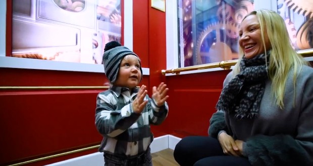 US mall installs a virtual elevator to Santa’s workshop